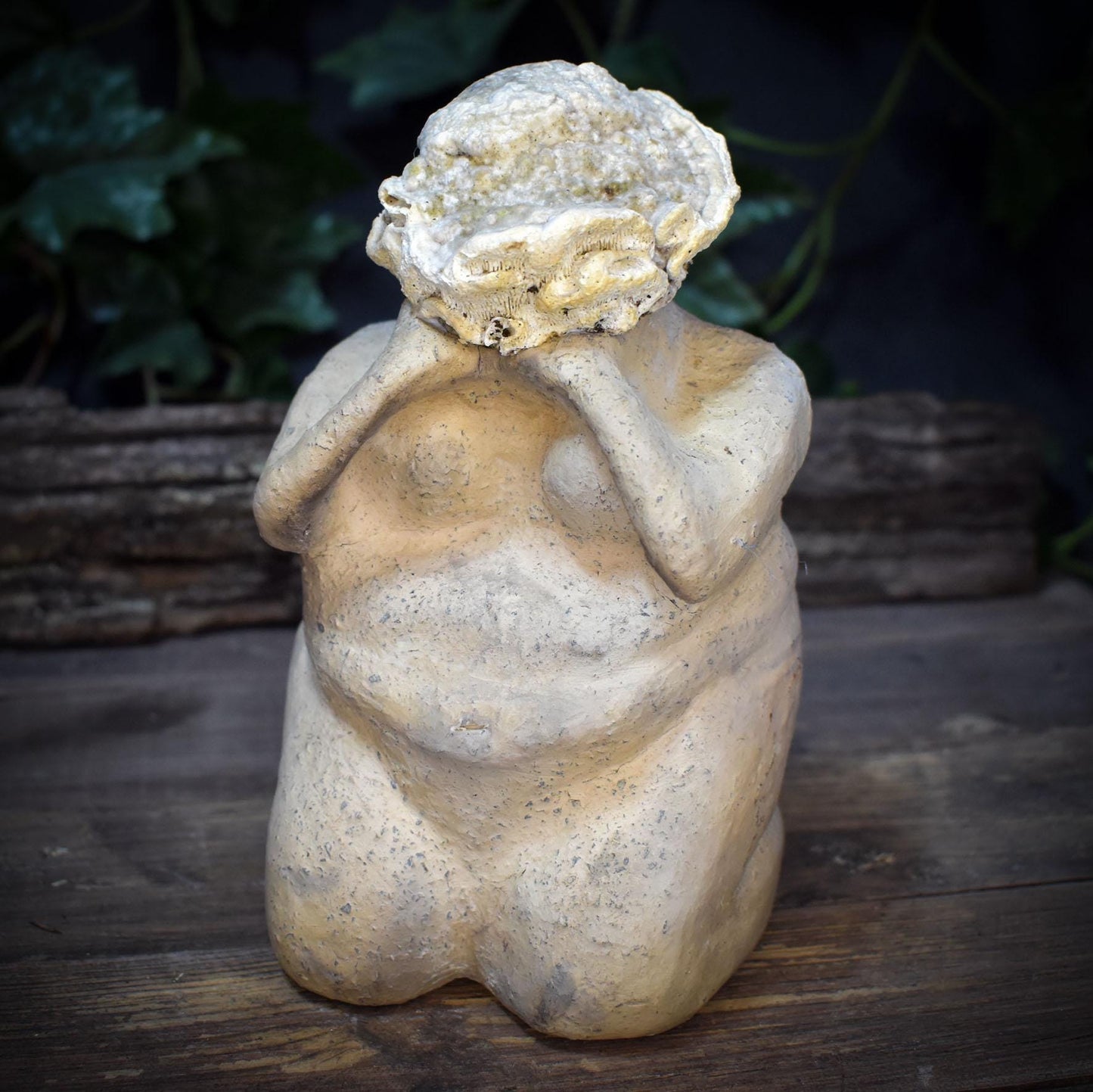 Weibliche Skulptur mit Baumpilz, Knieende Figur aus Ton & Naturfund, Archaische Frauenfigur, Spirituelle Kunst Unikat 18cm