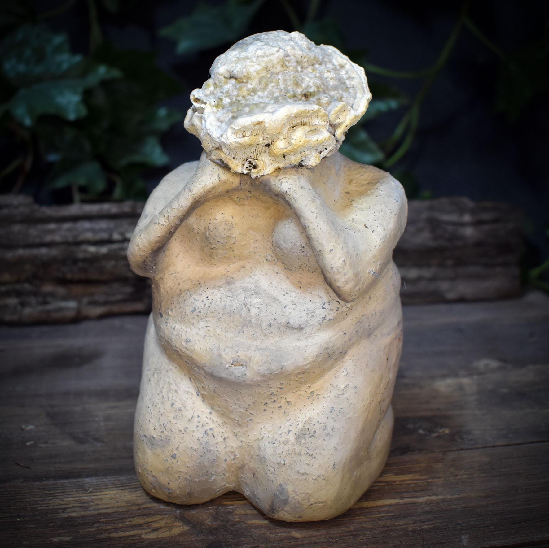 Weibliche Skulptur mit Baumpilz, Knieende Figur aus Ton & Naturfund, Archaische Frauenfigur, Spirituelle Kunst Unikat 18cm