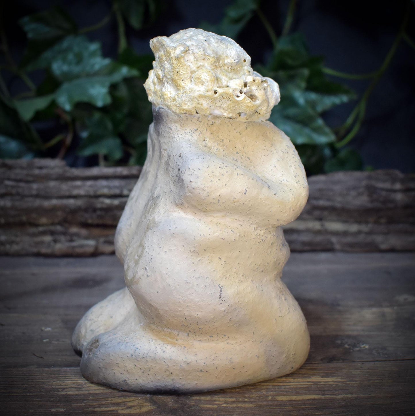 Weibliche Skulptur mit Baumpilz, Knieende Figur aus Ton & Naturfund, Archaische Frauenfigur, Spirituelle Kunst Unikat 18cm