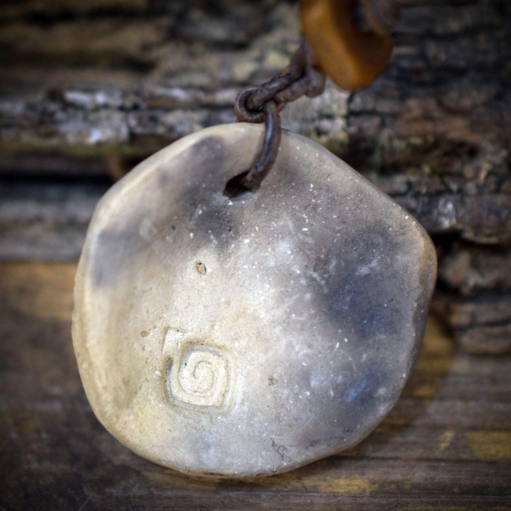 Amulett Walauge aus Rauchbrandton, Archaischer Schmuck an Lederband, Spiritueller Talisman Wal, Handgefertigte Keramik Kunst Anhänger AMU074