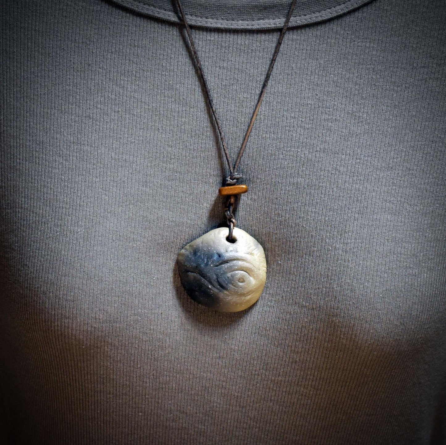 Amulett Walauge aus Rauchbrandton, Archaischer Schmuck an Lederband, Spiritueller Talisman Wal, Handgefertigte Keramik Kunst Anhänger AMU074