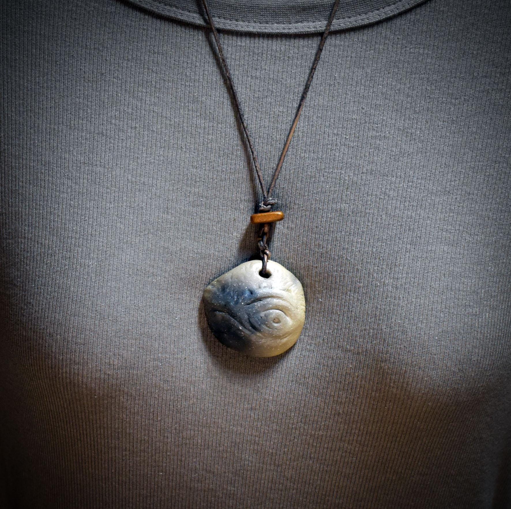 Amulett Walauge aus Rauchbrandton, Archaischer Schmuck an Lederband, Spiritueller Talisman Wal, Handgefertigte Keramik Kunst Anhänger AMU074
