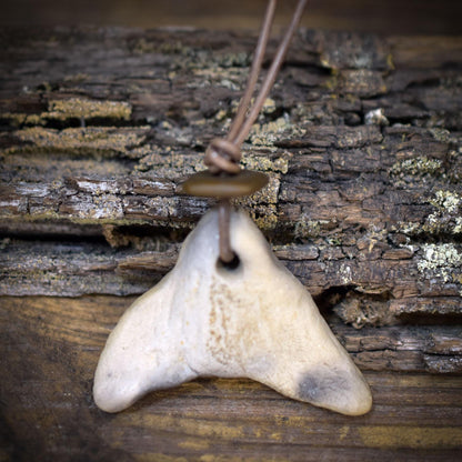 Walflosse Amulett aus Rauchbrandton, Walfluke Anhänger handgefertigt, Spiritueller Meeresschmuck an Lederband, Talisman Wal Unikat