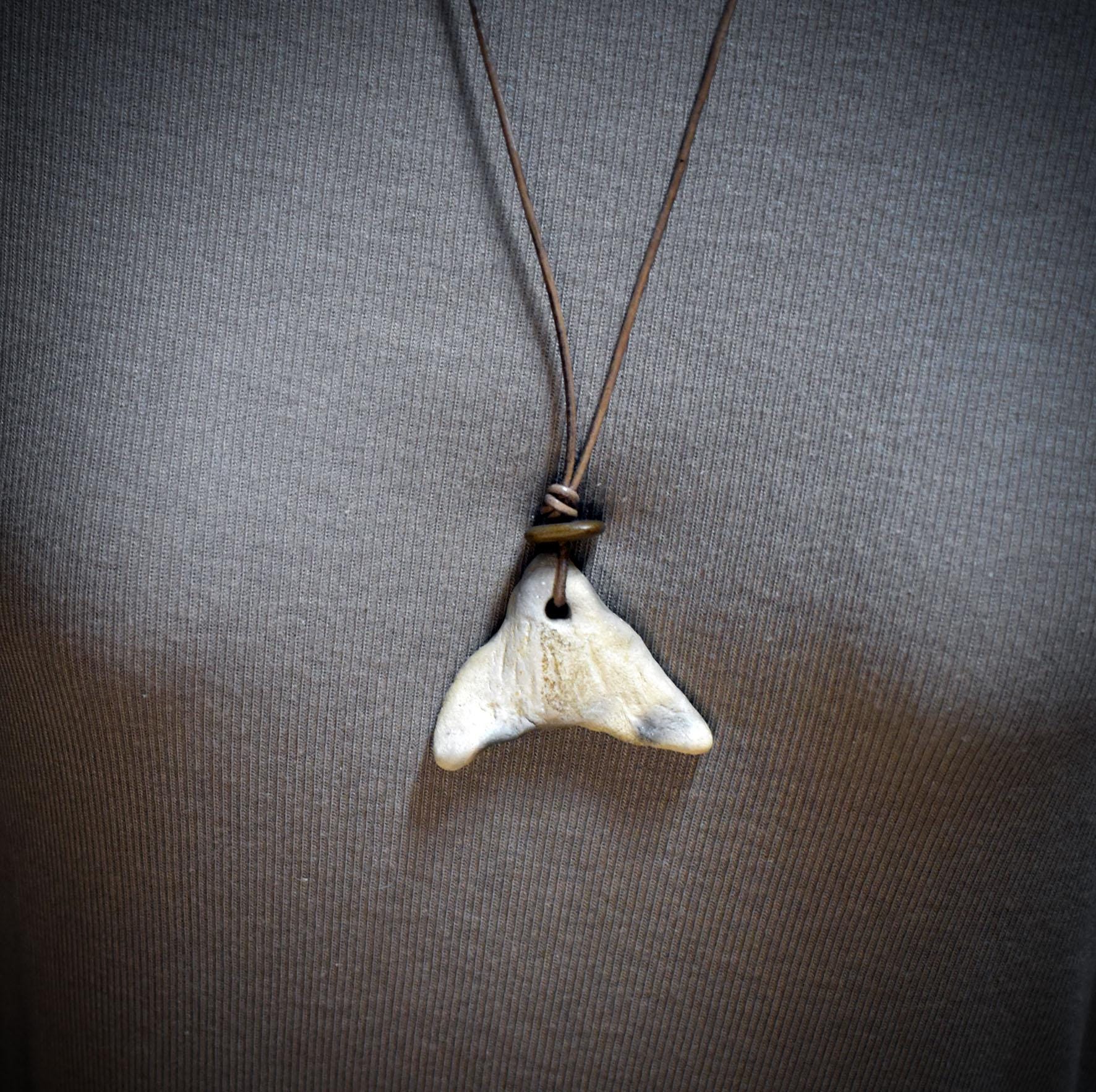 Walflosse Amulett aus Rauchbrandton, Walfluke Anhänger handgefertigt, Spiritueller Meeresschmuck an Lederband, Talisman Wal Unikat AMU076