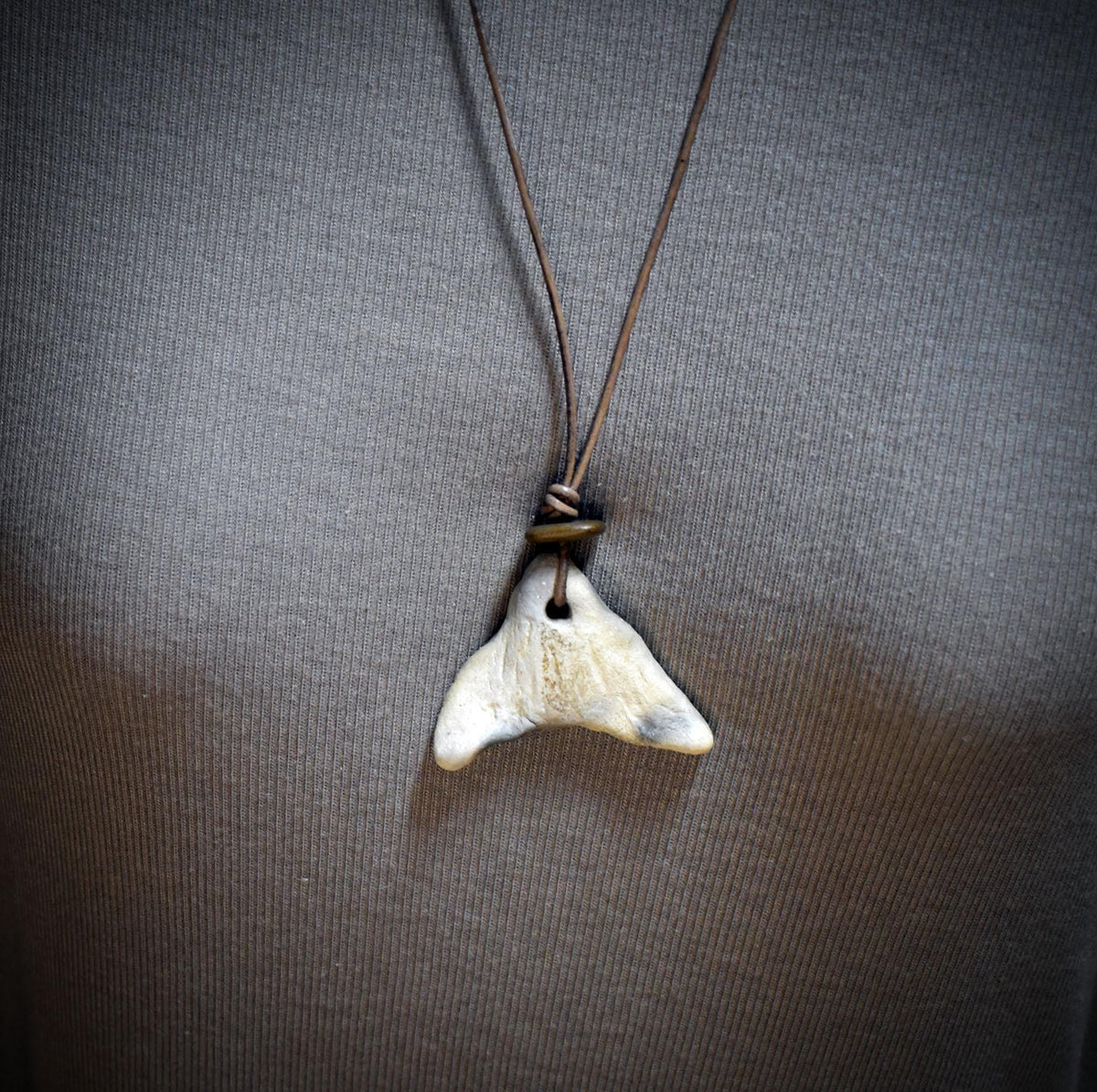 Walflosse Amulett aus Rauchbrandton, Walfluke Anhänger handgefertigt, Spiritueller Meeresschmuck an Lederband, Talisman Wal Unikat