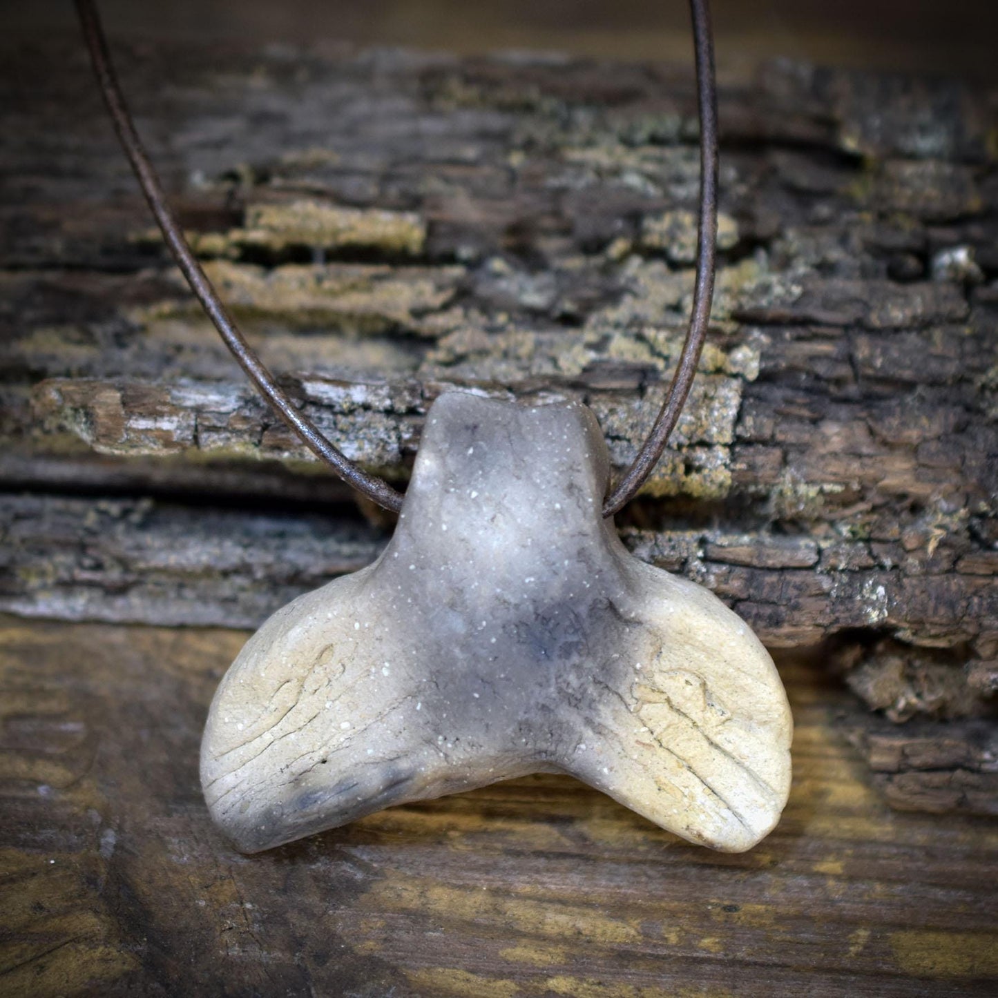 Walfluke Amulett aus Rauchbrandton, Walflosse Anhänger handgefertigt, Spiritueller Meeresschmuck an Lederband, Talisman Wal Unikat