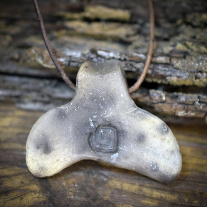 Walfluke Amulett aus Rauchbrandton, Walflosse Anhänger handgefertigt, Spiritueller Meeresschmuck an Lederband, Talisman Wal Unikat