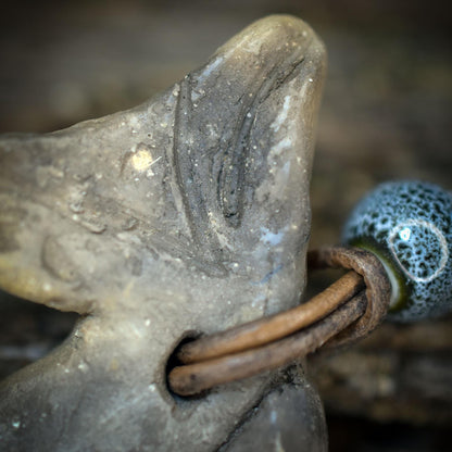 Wal Amulett aus Rauchbrandton, Krafttier Wal Anhänger handgefertigt, Spiritueller Schmuck an Lederband, Archaischer Talisman Unikat AMU078