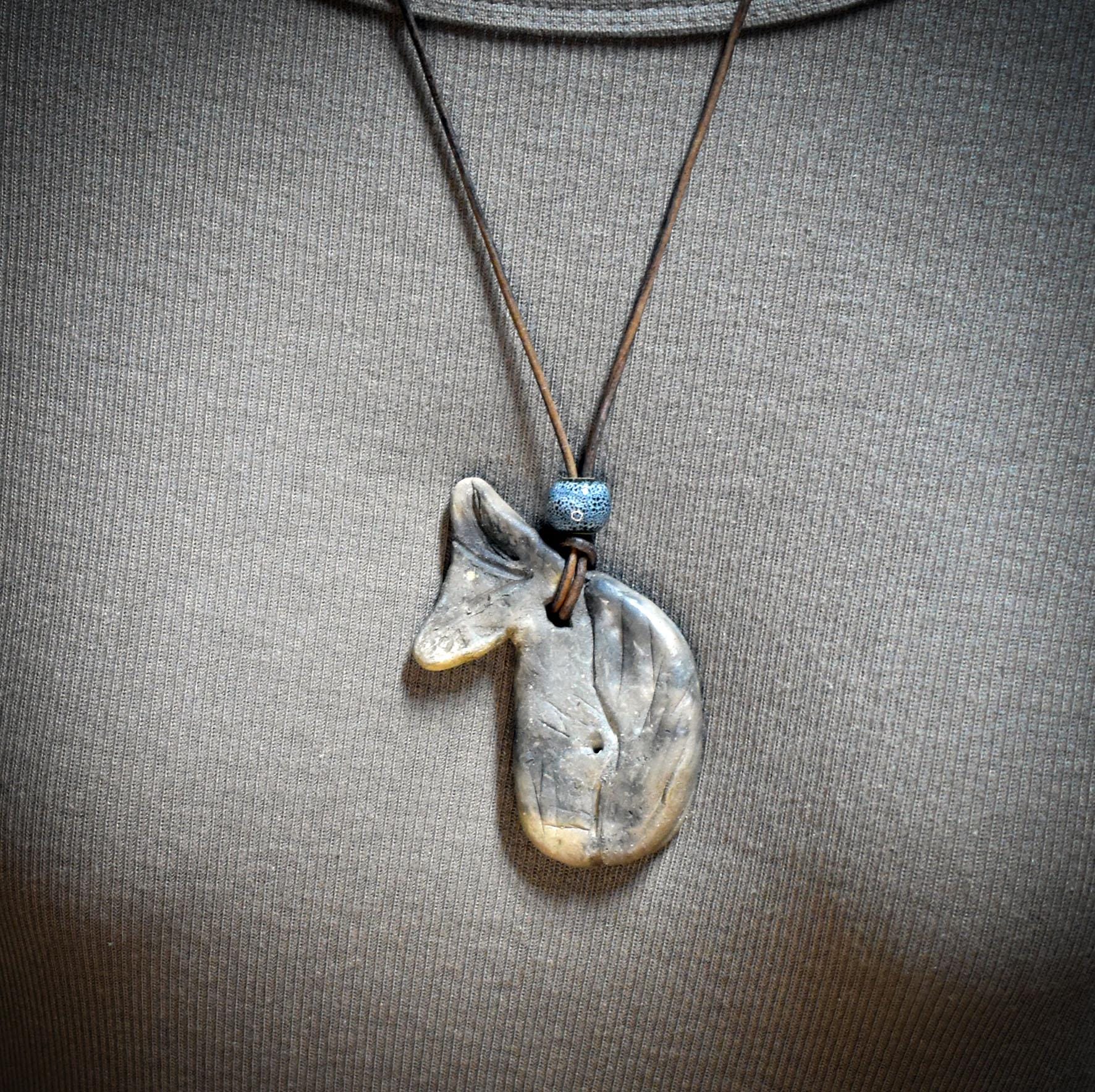 Wal Amulett aus Rauchbrandton, Krafttier Wal Anhänger handgefertigt, Spiritueller Schmuck an Lederband, Archaischer Talisman Unikat AMU078