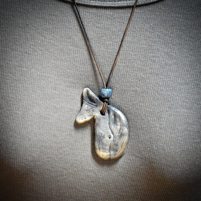 Wal Amulett aus Rauchbrandton, Krafttier Wal Anhänger handgefertigt, Spiritueller Schmuck an Lederband, Archaischer Talisman Unikat AMU078