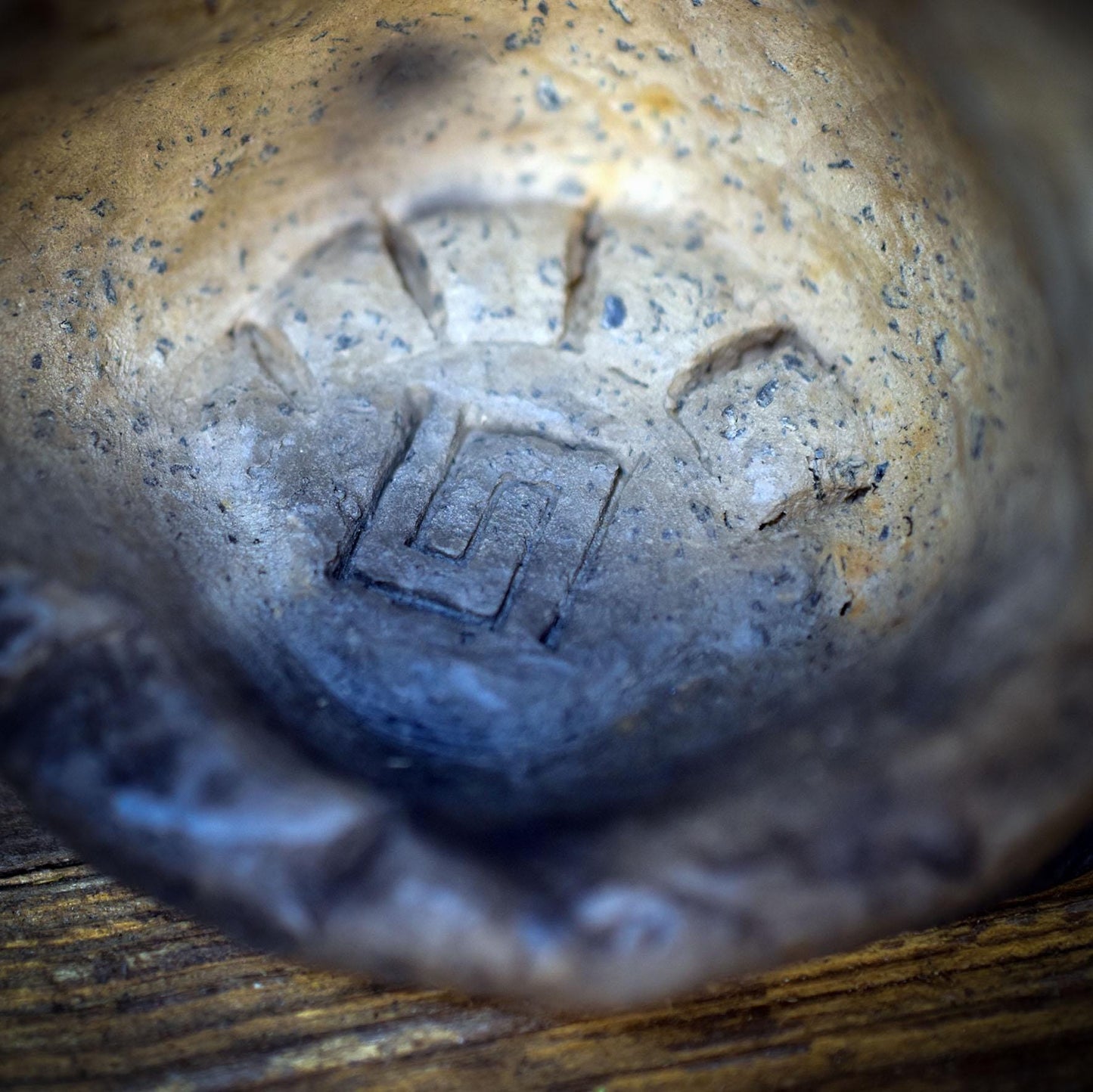 Hausaltar mit Rückfluss Räucherkegelhalter und Teelichthalter, archaischer Keramik Altar mit Petroglyphen für Rituale