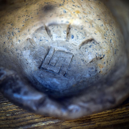Hausaltar mit Rückfluss Räucherkegelhalter und Teelichthalter, archaischer Keramik Altar mit Petroglyphen für Rituale