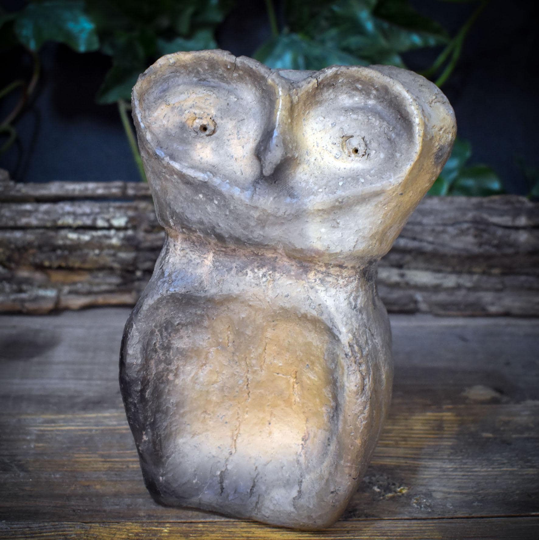 Eule Skulptur aus Keramik, archaisches Krafttier Eule handgemacht, Eulenfigur aus Ton für den Altar, spirituelle Deko SKU271