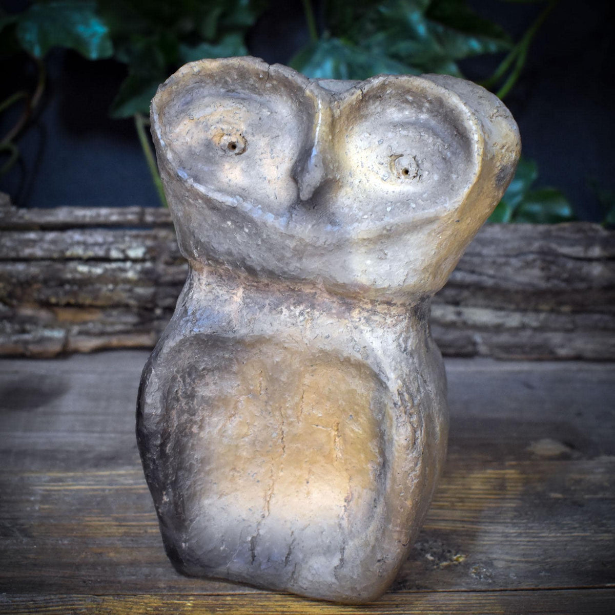 Eule Skulptur aus Keramik, archaisches Krafttier Eule handgemacht, Eulenfigur aus Ton für den Altar, spirituelle Deko