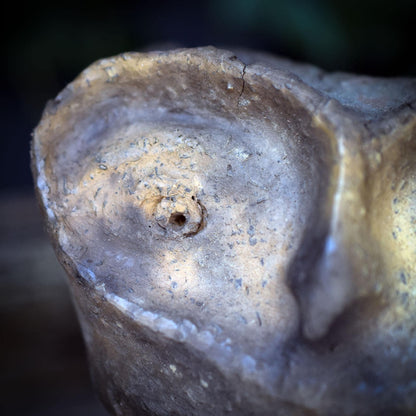Eule Skulptur aus Keramik, archaisches Krafttier Eule handgemacht, Eulenfigur aus Ton für den Altar, spirituelle Deko SKU271
