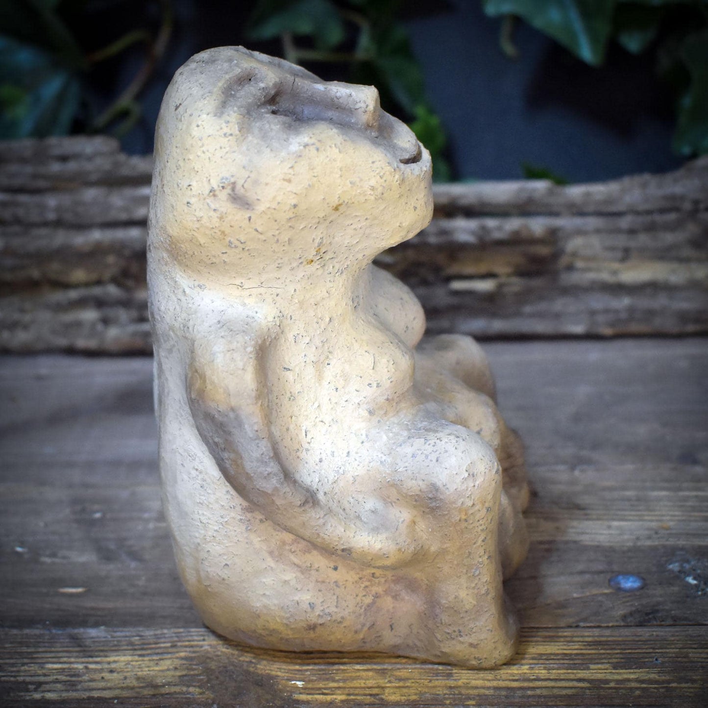 Sheela na Gig Skulptur Ton, keltische Göttin Figur, sitzende Fruchtbarkeitsgöttin handgemacht, archaische Altar Deko SKU273