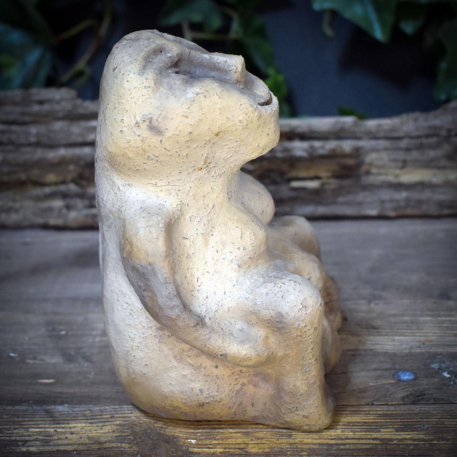 Sheela na Gig Skulptur Ton, keltische Göttin Figur, sitzende Fruchtbarkeitsgöttin handgemacht, archaische Altar Deko SKU273