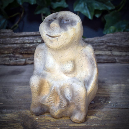 Sheela na Gig Skulptur Ton, keltische Göttin Figur, sitzende Fruchtbarkeitsgöttin handgemacht, archaische Altar Deko