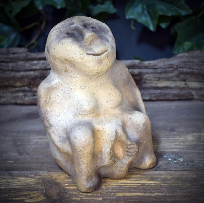 Sheela na Gig Skulptur Ton, keltische Göttin Figur, sitzende Fruchtbarkeitsgöttin handgemacht, archaische Altar Deko
