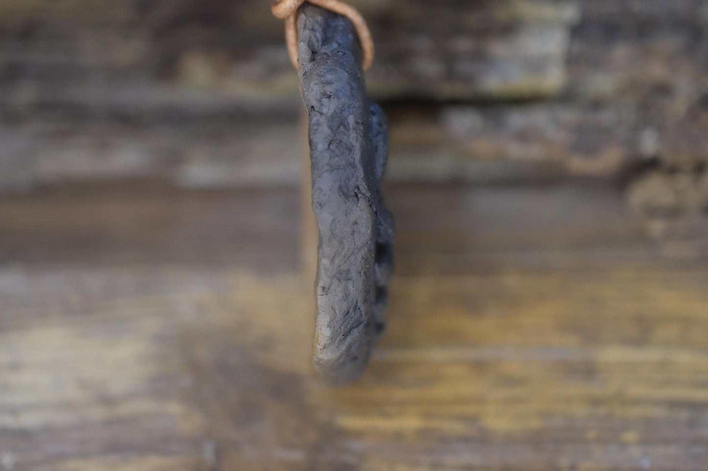 Eule Amulett aus Ton mit Lederband, Krafttier Kette handgemacht, archaischer Glücksbringer, spiritueller Eulen Talisman AMU087