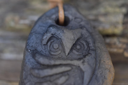 Eule Amulett aus Ton mit Lederband, Krafttier Kette handgemacht, archaischer Glücksbringer, spiritueller Eulen Talisman AMU087