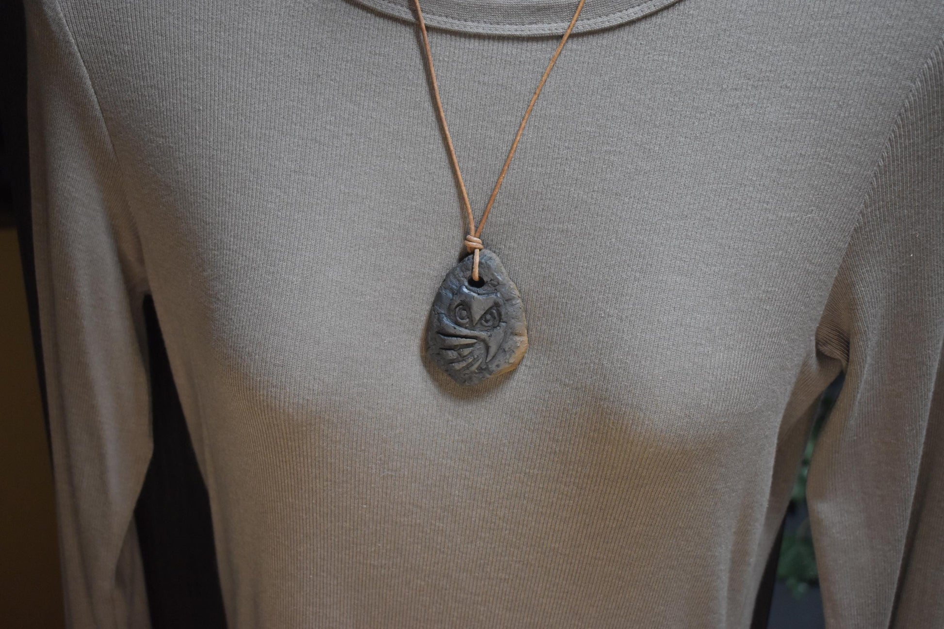 Eule Amulett aus Ton mit Lederband, Krafttier Kette handgemacht, archaischer Glücksbringer, spiritueller Eulen Talisman AMU087
