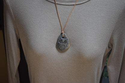 Eule Amulett aus Ton mit Lederband, Krafttier Kette handgemacht, archaischer Glücksbringer, spiritueller Eulen Talisman AMU087