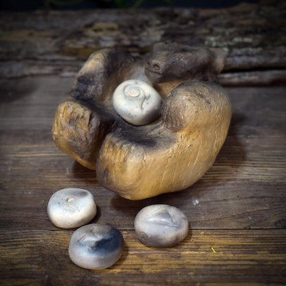 Ritualskulptur aus Rauchbrandton mit vier Symbolsteinen - SKU192
