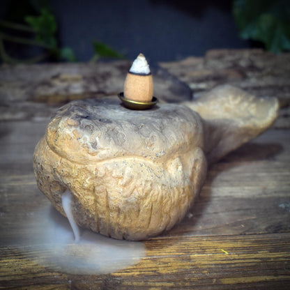 Wal Räucherhalter Rückfluss aus Rauchbrandton, Backflow Räucherkegelhalter Walflosse, Krafttier Skulptur für Altar, Unikat 600g