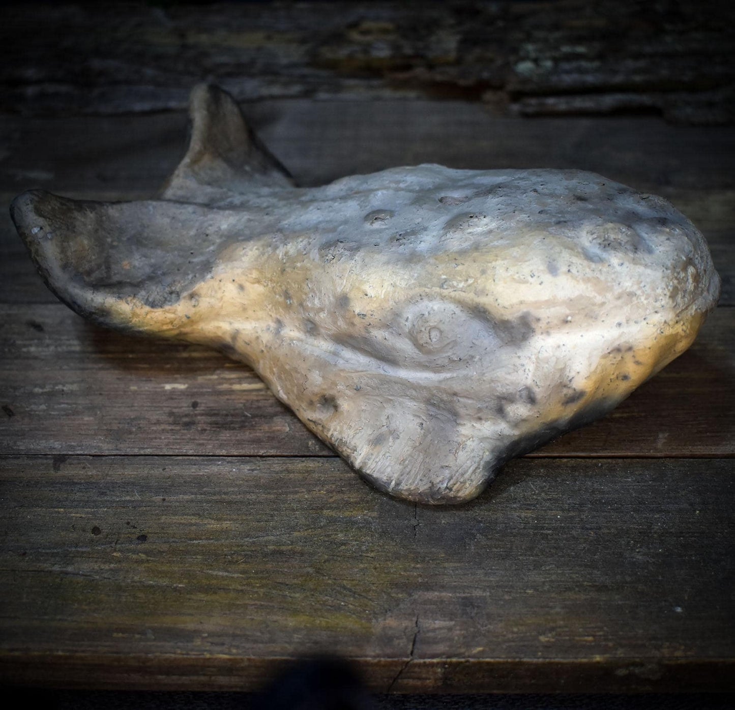 Wal Skulptur aus Rauchbrandton, Krafttier Figur handgefertigt, Archaische Meereskunst, Spirituelles Altarobjekt Wal Unikat SKU268
