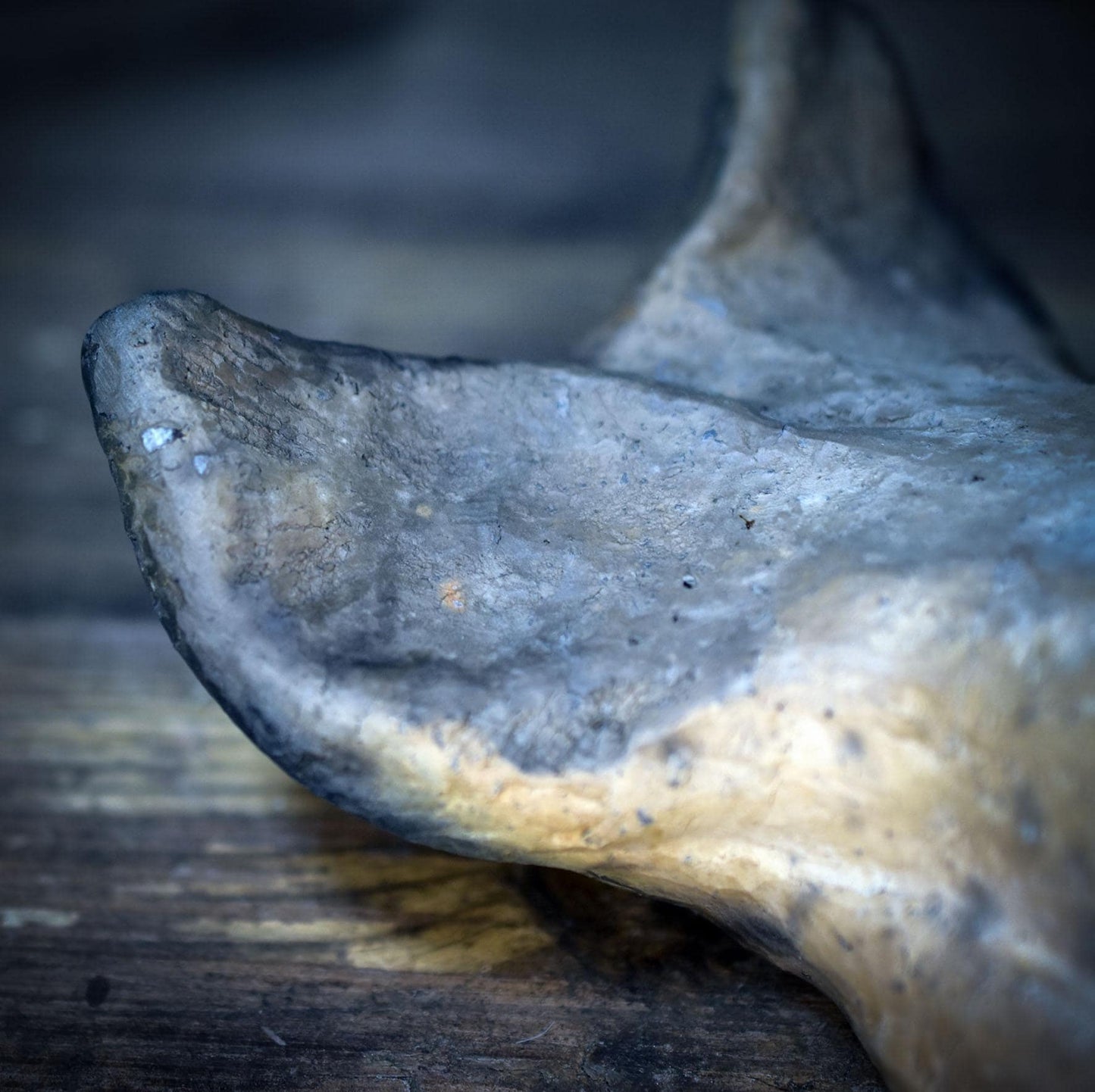 Wal Skulptur aus Rauchbrandton, Krafttier Figur handgefertigt, Archaische Meereskunst, Spirituelles Altarobjekt Wal Unikat SKU268