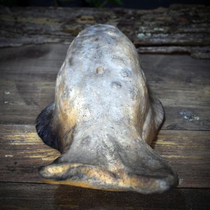 Wal Skulptur aus Rauchbrandton, Krafttier Figur handgefertigt, Archaische Meereskunst, Spirituelles Altarobjekt Wal Unikat