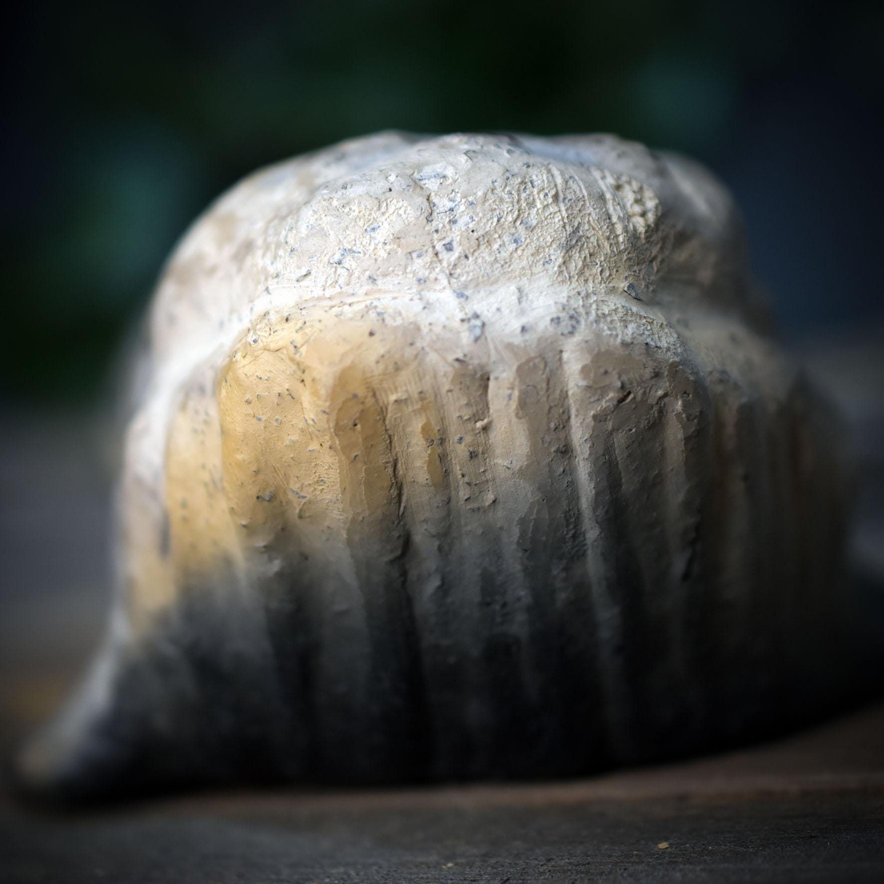Wal Skulptur aus Rauchbrandton, Krafttier Figur handgefertigt, Archaische Meereskunst, Spirituelles Altarobjekt Wal Unikat SKU268