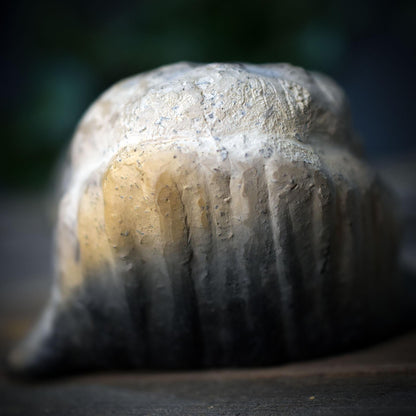 Wal Skulptur aus Rauchbrandton, Krafttier Figur handgefertigt, Archaische Meereskunst, Spirituelles Altarobjekt Wal Unikat SKU268