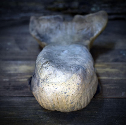 Wal Skulptur aus Rauchbrandton, Krafttier Figur handgefertigt, Archaischer Hüter der Tiefe, Spirituelle Meereskunst Unikat 735g SKU269