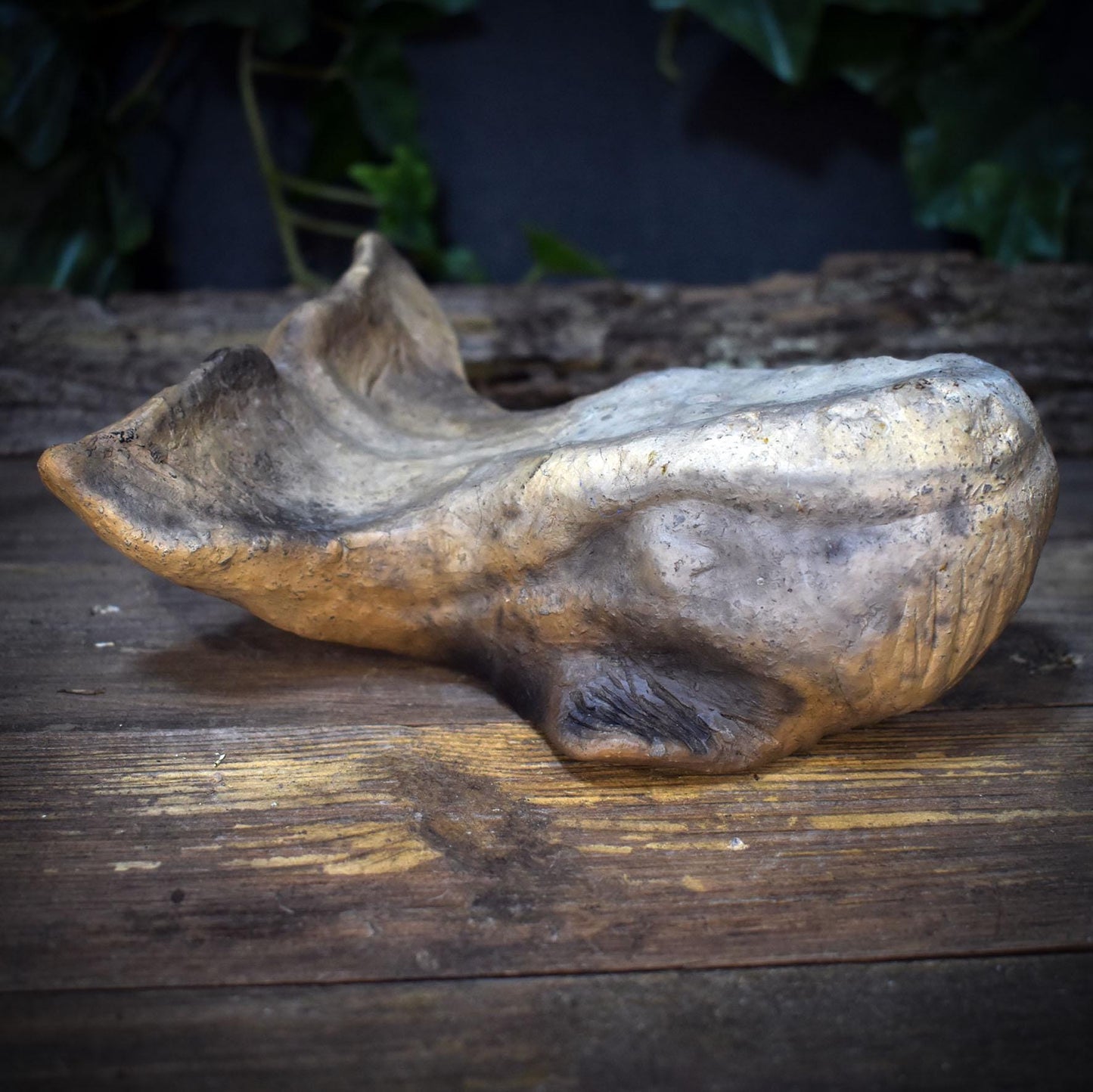 Wal Skulptur aus Rauchbrandton, Krafttier Figur handgefertigt, Archaischer Hüter der Tiefe, Spirituelle Meereskunst Unikat 735g