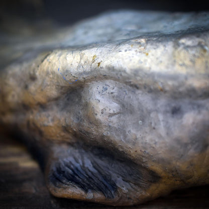 Wal Skulptur aus Rauchbrandton, Krafttier Figur handgefertigt, Archaischer Hüter der Tiefe, Spirituelle Meereskunst Unikat 735g