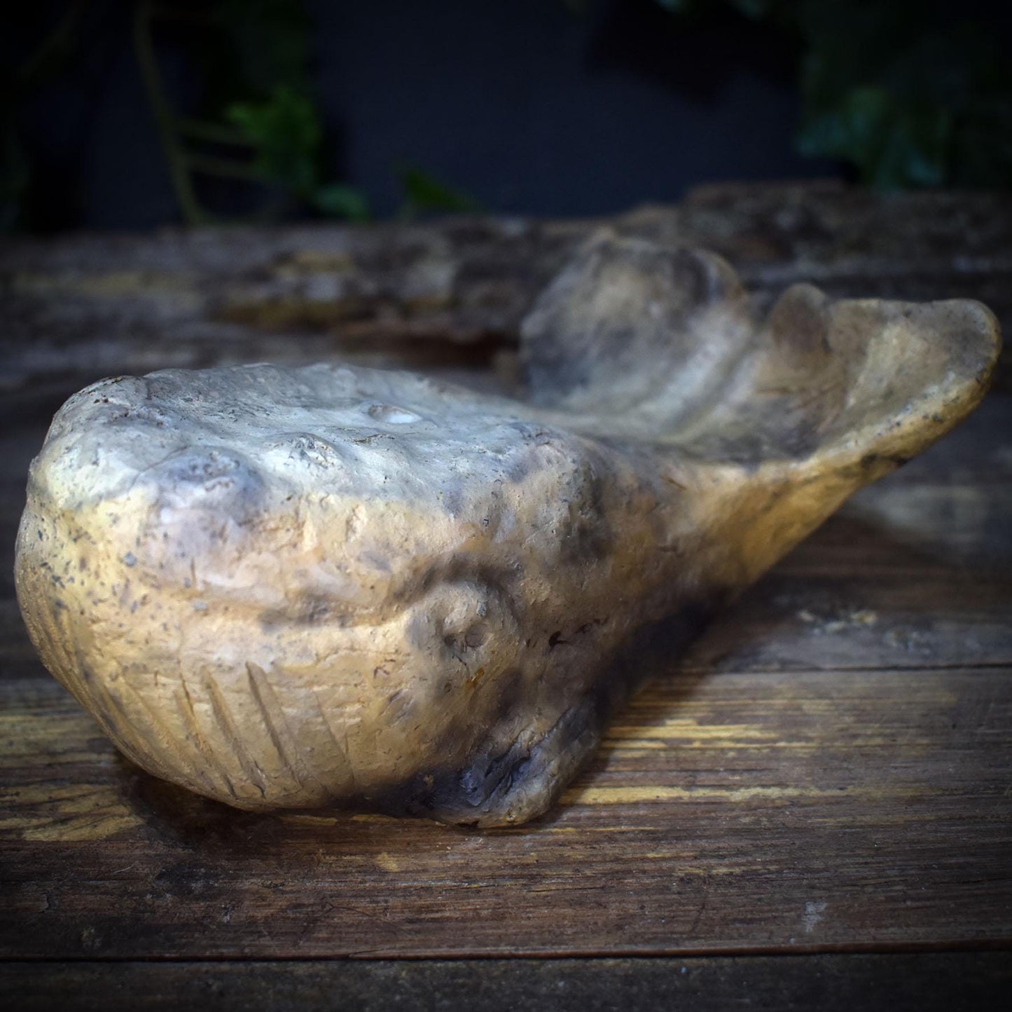 Wal Skulptur aus Rauchbrandton, Krafttier Figur handgefertigt, Archaischer Hüter der Tiefe, Spirituelle Meereskunst Unikat 735g