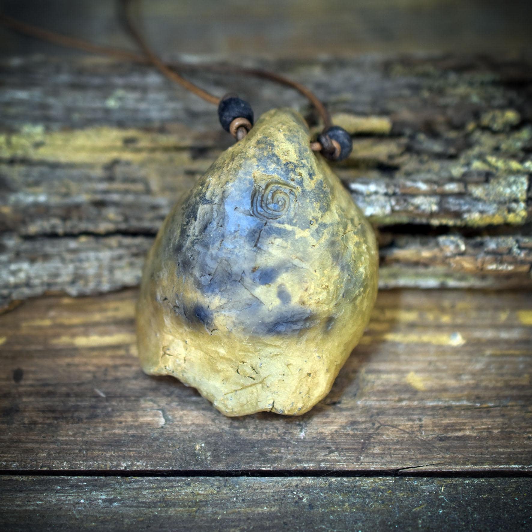 Amulett Wildschwein Backenzahn, Glücksbringer Rauchbrandton, Schamanischer Schmuck an Lederband, Archaischer Talisman Unikat AMU080