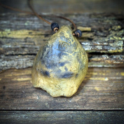 Amulett Wildschwein Backenzahn, Glücksbringer Rauchbrandton, Schamanischer Schmuck an Lederband, Archaischer Talisman Unikat AMU080