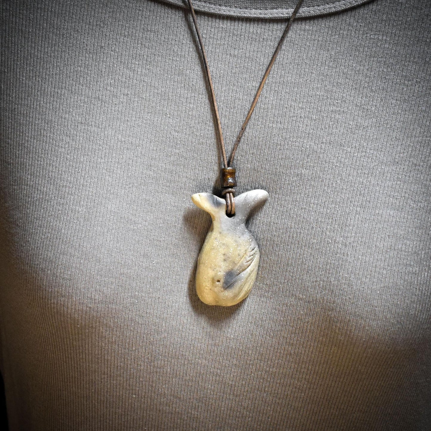 Wal Amulett aus Rauchbrandton, Krafttier Anhänger handgefertigt, Spiritueller Schmuck an Lederband, Archaischer Talisman Unikat 30g AMU081
