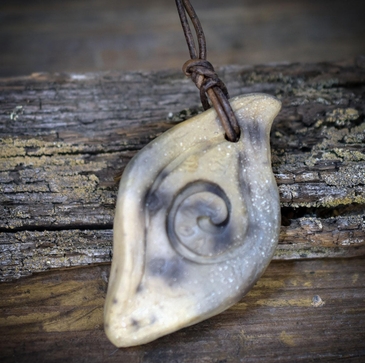 Amulett Auge mit Lebensspirale aus Rauchbrandton, Archaischer Schmuck an Lederband, Spiritueller Talisman, Handgefertigtes Unikat 27g