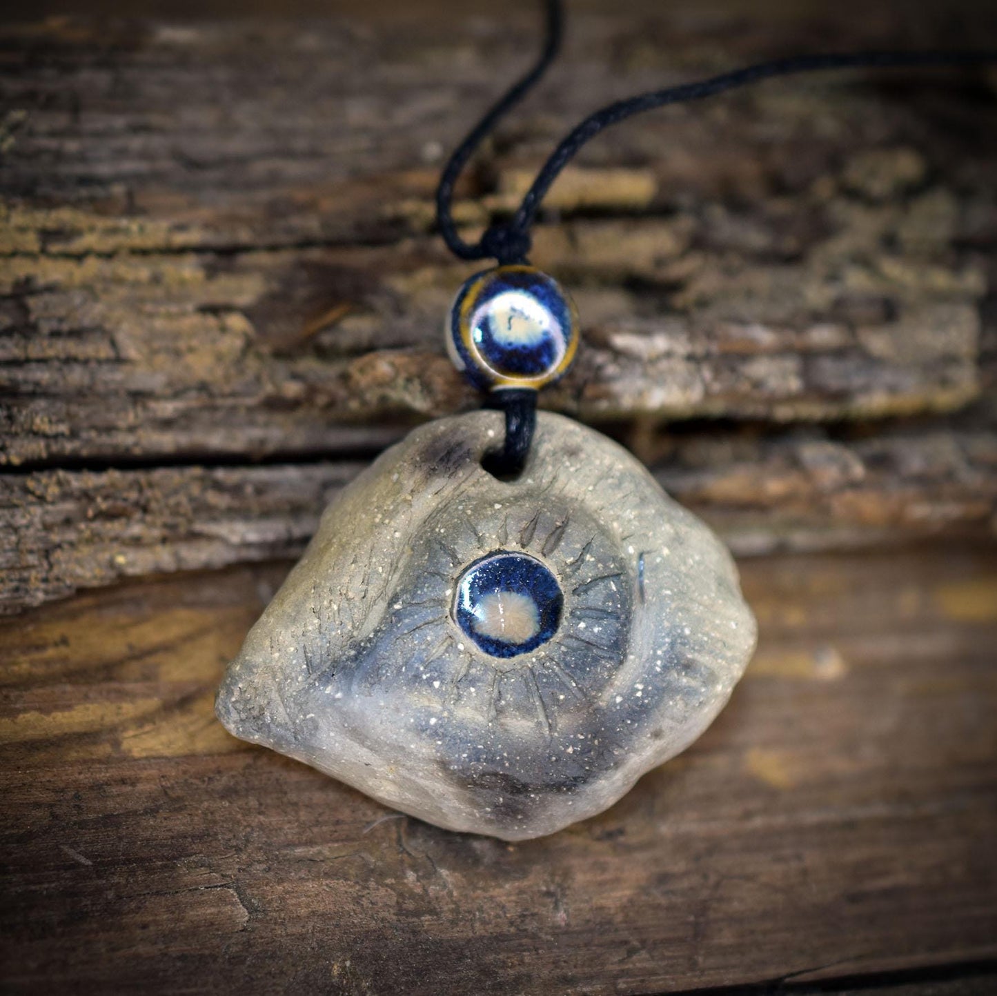 Amulett Auge mit Keramikinlay, Glücksbringer aus Rauchbrandton, Spiritueller Schmuck an Baumwollband, Archaischer Talisman Unikat AMU083