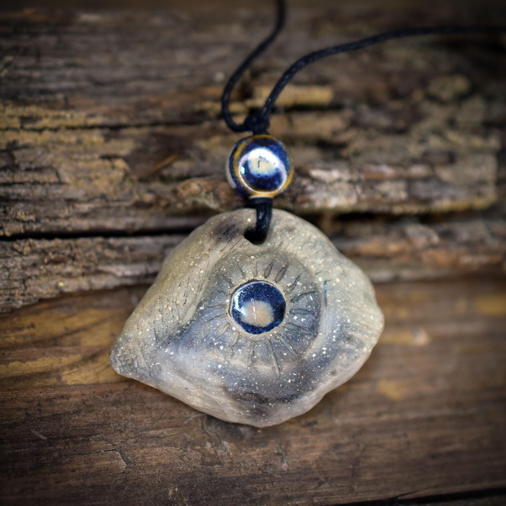 Amulett Auge mit Keramikinlay, Glücksbringer aus Rauchbrandton, Spiritueller Schmuck an Baumwollband, Archaischer Talisman Unikat AMU083