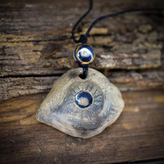 Amulett Auge mit Keramikinlay, Glücksbringer aus Rauchbrandton, Spiritueller Schmuck an Baumwollband, Archaischer Talisman Unikat AMU083