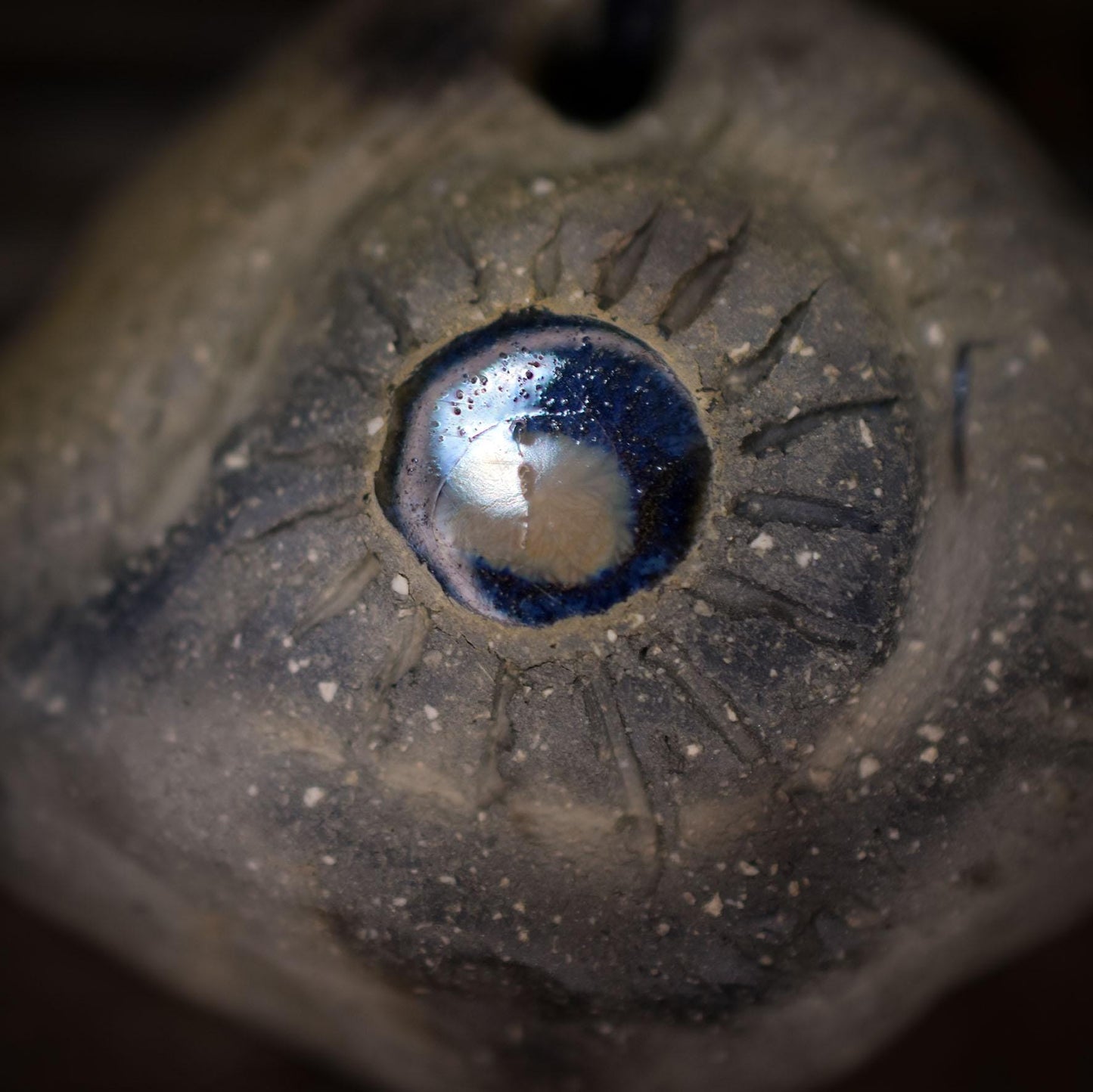 Amulett Auge mit Keramikinlay, Glücksbringer aus Rauchbrandton, Spiritueller Schmuck an Baumwollband, Archaischer Talisman Unikat AMU083