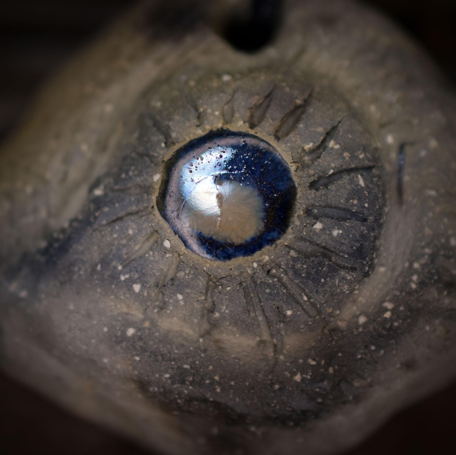Amulett Auge mit Keramikinlay, Glücksbringer aus Rauchbrandton, Spiritueller Schmuck an Baumwollband, Archaischer Talisman Unikat AMU083