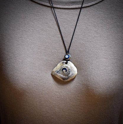 Amulett Auge mit Keramikinlay, Glücksbringer aus Rauchbrandton, Spiritueller Schmuck an Baumwollband, Archaischer Talisman Unikat AMU083