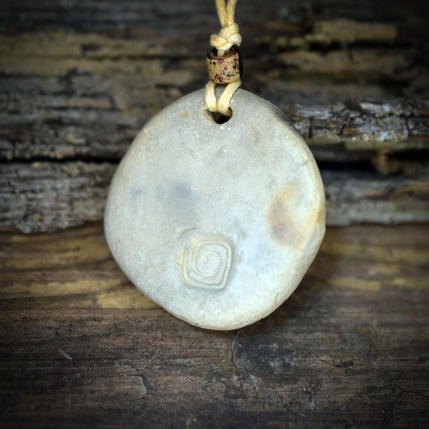 Amulett Hand der Fatima aus Rauchbrandton, Hamsa Schutzsymbol handgefertigt, Spiritueller Schmuck an Baumwollband, Unikat 16g
