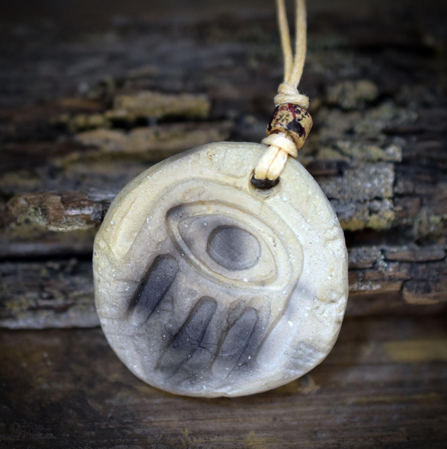 Amulett Hand der Fatima aus Rauchbrandton, Hamsa Schutzsymbol handgefertigt, Spiritueller Schmuck an Baumwollband, Unikat 16g